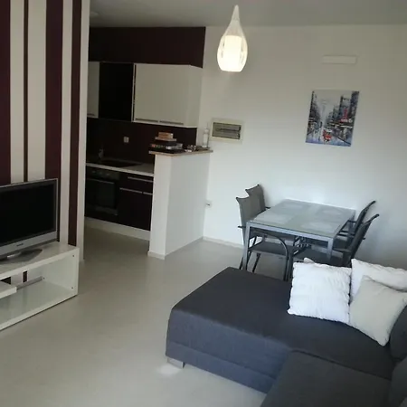 Tara Apartman *