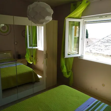 Tara سومارتين